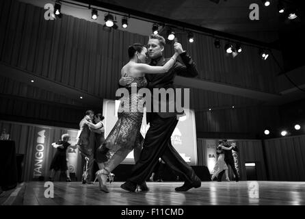 (150825) - BUENOS AIRES, 25. August 2015 (Xinhua)--chinesische Tänzerin Ping Yu und ihrer ukrainischen Partnerin Sergiy Podbolotnyy tanzen im Halbfinale der Weltmeisterschaft Tango in Buenos Aires, Hauptstadt von Argentinien, am 24. August 2015. Tango ist grenzüberschreitend Argentiniens, wobei Asien, insbesondere China, im Sturm fegt. Das diesjährige wichtigen Wettkampf 2015 Tangofestival und World Cup, der 14. August bis 27 in Argentiniens Hauptstadt Buenos Aires stattfindet, bietet Paare aus der ganzen Welt, darunter ein paar Ukrainisch/Chinesisch. Ukrainisch-geborene Tänzerin Sergiy Podbolotnyy und seine chinesischen Teil Stockfoto