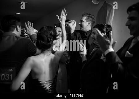 (150825) - BUENOS AIRES, 25. August 2015 (Xinhua)--chinesische Tänzerin Ping Yu und ihrer ukrainischen Partnerin Sergiy Podbolotnyy grüßen andere Tänzer im backstage vor ihrer Teilnahme im Halbfinale der Weltmeisterschaft Tango in Buenos Aires, Hauptstadt von Argentinien, am 24. August 2015. Tango ist grenzüberschreitend Argentiniens, wobei Asien, insbesondere China, im Sturm fegt. Das diesjährige wichtigen Wettkampf 2015 Tangofestival und World Cup, der 14. August bis 27 in Argentiniens Hauptstadt Buenos Aires stattfindet, bietet Paare aus der ganzen Welt, darunter ein paar Ukrainisch/Chinesisch. UKR Stockfoto