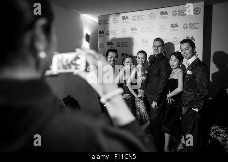 (150825) - BUENOS AIRES, 25. August 2015 (Xinhua)--chinesische Tänzerin Ping Yu (4. R) und ihre ukrainische partner Sergiy Podbolotnyy (3. R) Pose mit anderen Tänzern im backstage während das Halbfinale der Weltmeisterschaft Tango in Buenos Aires, Hauptstadt von Argentinien, am 24. August 2015. Tango ist grenzüberschreitend Argentiniens, wobei Asien, insbesondere China, im Sturm fegt. Das diesjährige wichtigen Wettkampf 2015 Tangofestival und World Cup, der 14. August bis 27 in Argentiniens Hauptstadt Buenos Aires stattfindet, bietet Paare aus der ganzen Welt, darunter ein paar Ukrainisch/Chinesisch. Ukrain Stockfoto