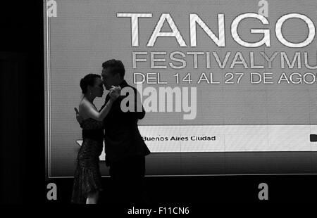 (150825) - BUENOS AIRES, 25. August 2015 (Xinhua)--chinesische Tänzerin Ping Yu und ihrer ukrainischen Partnerin Sergiy Podbolotnyy tanzen in das Halbfinale der Weltmeisterschaft Tango in Buenos Aires, Hauptstadt von Argentinien, am 24. August 2015. Tango ist grenzüberschreitend Argentiniens, wobei Asien, insbesondere China, im Sturm fegt. Das diesjährige wichtigen Wettkampf 2015 Tangofestival und World Cup, der 14. August bis 27 in Argentiniens Hauptstadt Buenos Aires stattfindet, bietet Paare aus der ganzen Welt, darunter ein paar Ukrainisch/Chinesisch. Ukrainisch-geborene Tänzerin Sergiy Podbolotnyy und seine chinesischen partn Stockfoto