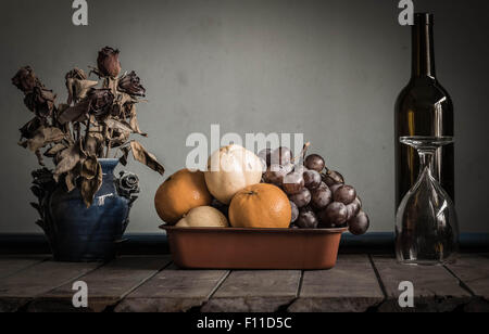 Viele Früchte in einer Schale und Glas, die es auf den Tisch gelegt. Stockfoto