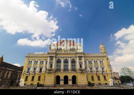 Oradea Rathaus wurde 1902 – 1903 auf der linken Seite des Flusses Crisul Repede gebaut. Stockfoto