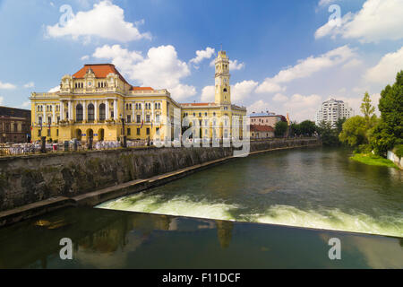 Reflexion von Oradea Rathaus am Fluss Stockfoto