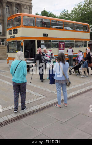 Ein älteres Ehepaar posieren für ein Foto auf einem Bolton Bus Erhaltung Gruppe Fundraising Event in Victoria Square, Bolton, England UK Stockfoto
