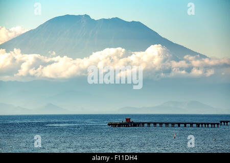 schöne Aussicht auf Bali vom Ozean, Insel Nusa Penida, Vulcano mit blauen Meer und den Himmel in Wolken Stockfoto