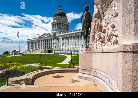 Das Utah State Capitol Building und die Mormonen Bataillon Monument in Salt Lake City, Utah. Stockfoto