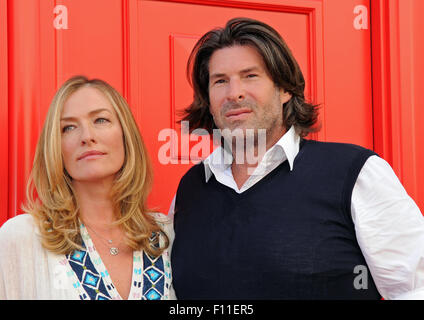 München, Deutschland. 23. August 2015. Deutsches Modell Tatjana Patitz (L) und den USA Friseur und Unternehmer Philip B. posieren vor im Friseursalon "Haare & Beauty Galerie" in München, 23. August 2015. Foto: Ursula Düren/Dpa/Alamy Live News Stockfoto