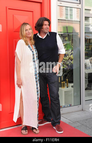 München, Deutschland. 23. August 2015. Deutsches Modell Tatjana Patitz (L) und den USA Friseur und Unternehmer Philip B. posieren vor im Friseursalon "Haare & Beauty Galerie" in München, 23. August 2015. Foto: Ursula Düren/Dpa/Alamy Live News Stockfoto