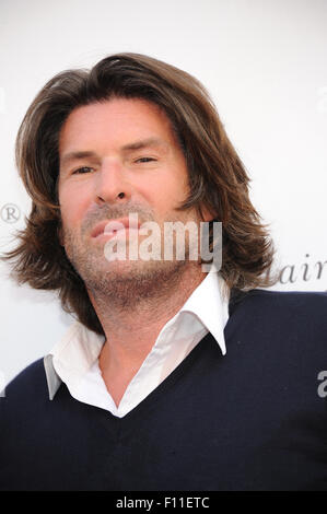 München, Deutschland. 23. August 2015. US-Friseur und Unternehmer Philip B. posiert vor im Friseursalon "Haare & Beauty Galerie" in München, 23. August 2015. Foto: Ursula Düren/Dpa/Alamy Live News Stockfoto