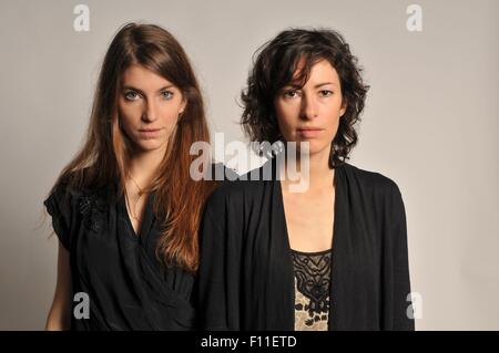Ein Datei-Bild vom 9. Januar 2012 zeigt Valeska Steiner (L) und Sonja Glass von der Band "Boy" bei einem Foto-shooting in Köln. Foto: Jan Knoff/Dpa - NO-Draht-Dienst- Stockfoto