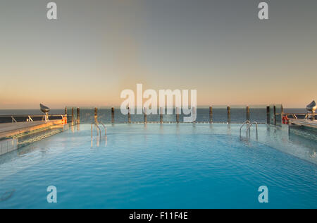 Aussenpool bei Sonnenuntergang Blick am Meer Stockfoto