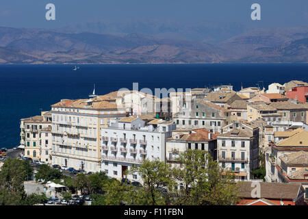 Ansicht von neuen Häusern und der albanischen Küste von der neuen Festung, Altstadt, Korfu, Kerkyra, UNESCO-Weltkulturerbe Stockfoto