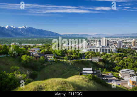 Die Skyline der Stadt und die Berge der Wasatchkette im Salt Lake City, Utah, USA. Stockfoto