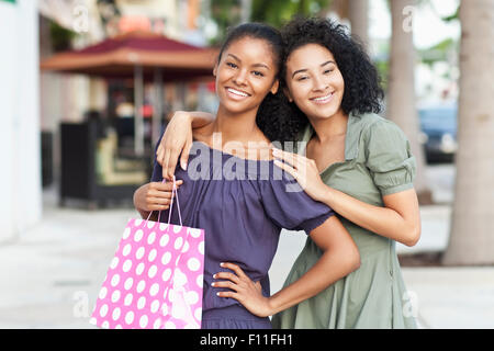 Schwarze Frauen Lächeln auf Stadt Bürgersteig Stockfoto