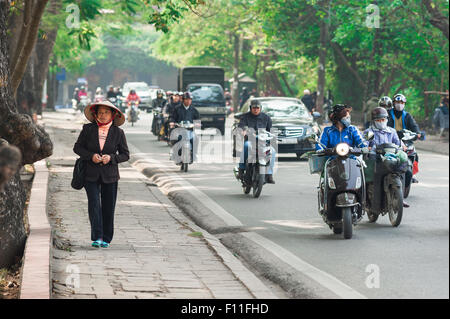 Hanoi Vietnam Street, Blick auf den Morgenverkehr, der durch einen Boulevard in der Nähe des Botanischen Gartens in Hanoi, Vietnam fließt. Stockfoto