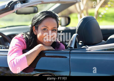 Indische Frau lächelnd in Cabrio Stockfoto