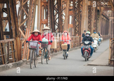 Hanoi Long Bien Brücke, Blick auf die Leute, die am frühen Morgen nach Hanoi pendeln, auf der Wahrzeichen Long Bien Bridge, Vietnam. Stockfoto