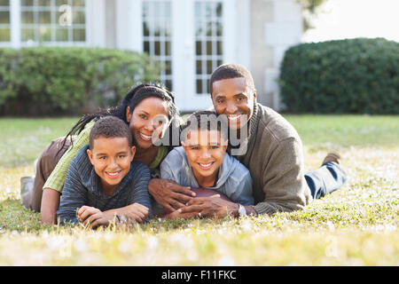 Lächelnde Familie spielen im Hinterhof Stockfoto