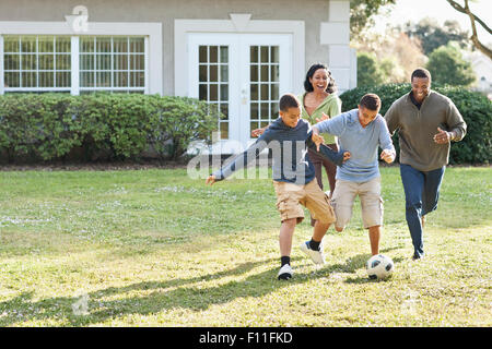 Familie im Garten Fußball spielen Stockfoto