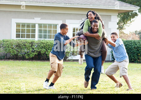 Familie im Garten Fußball spielen Stockfoto