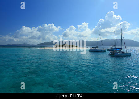 Yachten vor Anker gegangen von sandy Spucken auf den British Virgin Islands Karibik Stockfoto