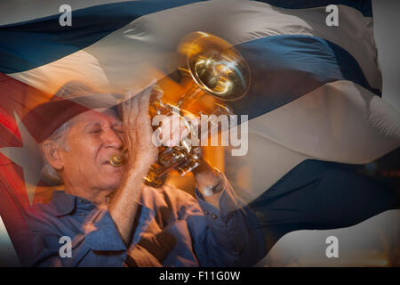 Doppelbelichtung von Hispanic Musiker spielt Trompete vor kubanische Flagge Stockfoto