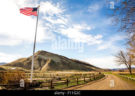 Niedrigen Winkel Blick auf amerikanische Flagge über unbefestigte Straße, Painted Hills, Oregon, Vereinigte Staaten von Amerika Stockfoto