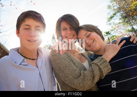 Kaukasische Mutter und Söhne umarmt im freien Stockfoto