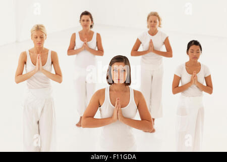 Frauen, die Meditation im Yoga-Kurs Stockfoto