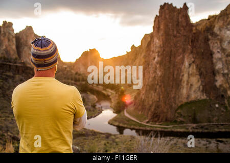 Kaukasischen Mann bewundern Sie malerische Wüstenlandschaft, Smith Rock State Park, Oregon, Vereinigte Staaten von Amerika Stockfoto