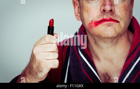 Kaukasischen Mann trägt Lippenstift verschmiert Stockfoto