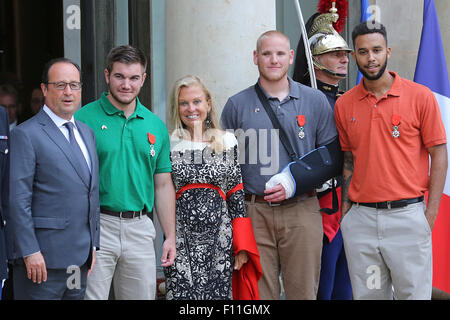 Paris, Frankreich. 24. August 2015. Francois Hollande, Alek Skarlatos, Jane Hartley, Spencer Stone und Anthony Sadler - französische Präsident Francois Hollande erhält U.S.-Frankreich Botschafter, Jane Hartley und Preisträger an einem Empfang im Elysee-Palast auf 24. August 2015 in Paris, Frankreich. Spencer Stone, Anthony Sadler, Alek Skarlatos und Chris Norman sind vergeben die Légion d ' Honneur nach Überwältigung der Schütze, 25-j hrige marokkanisch, Ayoub El-Khazzani, an Bord ein Hochgeschwindigkeitszug, nachdem er das Feuer auf Thalys Zug von Amsterdam nach Paris eröffnet. Bildnachweis: Dpa/Alamy Live-Nachrichten Stockfoto