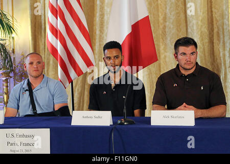 Paris, Frankreich. 23. August 2015. Spencer Stone, Anthony Sadler und Alek Skarlatos während einer Pressekonferenz in US Botschafter Residenz am 23. August 2015 in Paris, Frankreich. Spencer Stone, Anthony Sadler und Alek Skarlatos überwältigt ein Schütze ein High-Speed-Zug nach 25-j hrige marokkanisch, Ayoub El-Khazzani, eröffneten das Feuer auf einen Thalys Zug Reise von Amsterdam nach Paris. El-Khazzani, hatte eine Kalaschnikow, eine automatische Pistole und einem Teppichmesser wird verhaftet, als der Zug in der französischen Stadt Arras. / Bild-Alliance hielt © Dpa/Alamy Live-Nachrichten Stockfoto