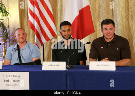 Paris, Frankreich. 23. August 2015. Spencer Stone, Anthony Sadler und Alek Skarlatos während einer Pressekonferenz in US Botschafter Residenz am 23. August 2015 in Paris, Frankreich. Spencer Stone, Anthony Sadler und Alek Skarlatos überwältigt ein Schütze ein High-Speed-Zug nach 25-j hrige marokkanisch, Ayoub El-Khazzani, eröffneten das Feuer auf einen Thalys Zug Reise von Amsterdam nach Paris. El-Khazzani, hatte eine Kalaschnikow, eine automatische Pistole und einem Teppichmesser wird verhaftet, als der Zug in der französischen Stadt Arras. / Bild-Alliance hielt © Dpa/Alamy Live-Nachrichten Stockfoto