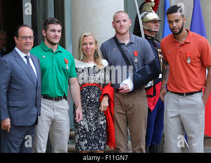 Paris, Frankreich. 24. August 2015. Francois Hollande, Alek Skarlatos, Jane Hartley, Spencer Stone und Anthony Sadler - französische Präsident Francois Hollande erhält U.S.-Frankreich Botschafter, Jane Hartley und Preisträger an einem Empfang im Elysee-Palast auf 24. August 2015 in Paris, Frankreich. Spencer Stone, Anthony Sadler, Alek Skarlatos und Chris Norman sind vergeben die Légion d ' Honneur nach Überwältigung der Schütze, 25-j hrige marokkanisch, Ayoub El-Khazzani, an Bord ein Hochgeschwindigkeitszug, nachdem er das Feuer auf Thalys Zug von Amsterdam nach Paris eröffnet. Bildnachweis: Dpa/Alamy Live-Nachrichten Stockfoto