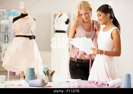 Mode-Designer arbeiten zusammen im studio Stockfoto