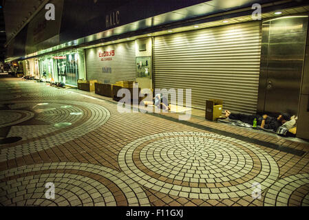 Obdachlose Menschen auf Shinjuk Station, Shinjuku-Ku, Tokyo, Japan Stockfoto