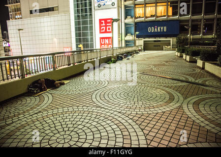 Obdachlose Menschen auf Shinjuk Station, Shinjuku-Ku, Tokyo, Japan Stockfoto