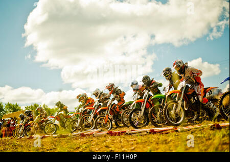 Kaukasische Motocross Biker bereit für Rennen Stockfoto