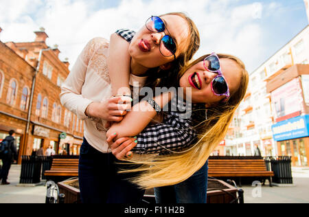 Frauen, die Grimassen in Stadt Stockfoto