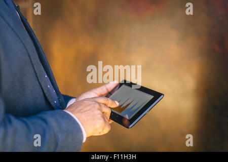 Gemischte Rassen Geschäftsmann mit digital-Tablette Stockfoto