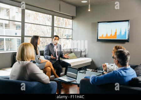 Geschäftsleute mit Treffen in Büro lounge Stockfoto