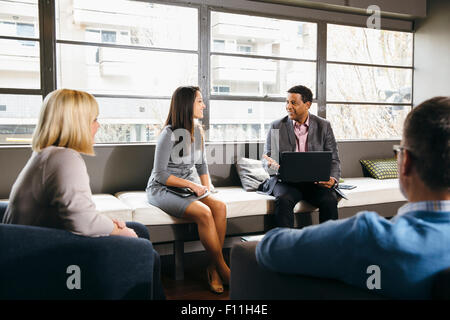 Geschäftsleute mit Treffen in Büro lounge Stockfoto