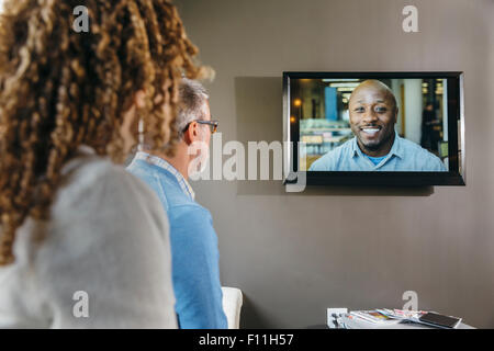 Business-Leute beobachten Telekonferenz im Büro treffen Stockfoto