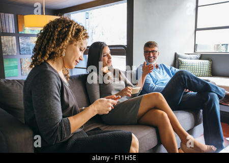 Business Leute, die im Büro treffen Stockfoto