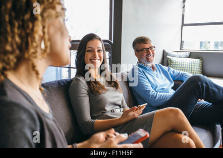 Business Leute, die im Büro treffen Stockfoto