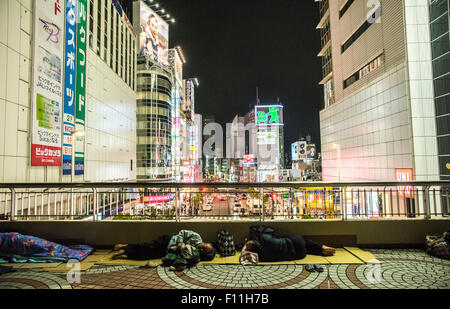 Obdachlose Menschen auf Shinjuk Station, Shinjuku-Ku, Tokyo, Japan Stockfoto