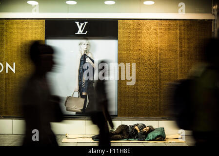 Obdachlose Menschen auf Shinjuk Station, Shinjuku-Ku, Tokyo, Japan Stockfoto