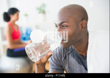 Nahaufnahme eines Mannes Trinkwasser Flasche Stockfoto