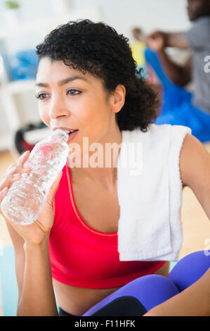 Nahaufnahme von Frau Trinkwasser Flasche im Fitness-Studio Stockfoto